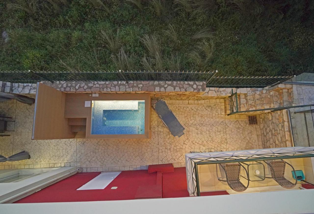 Semiramis Suites With Pool Каламата Экстерьер фото