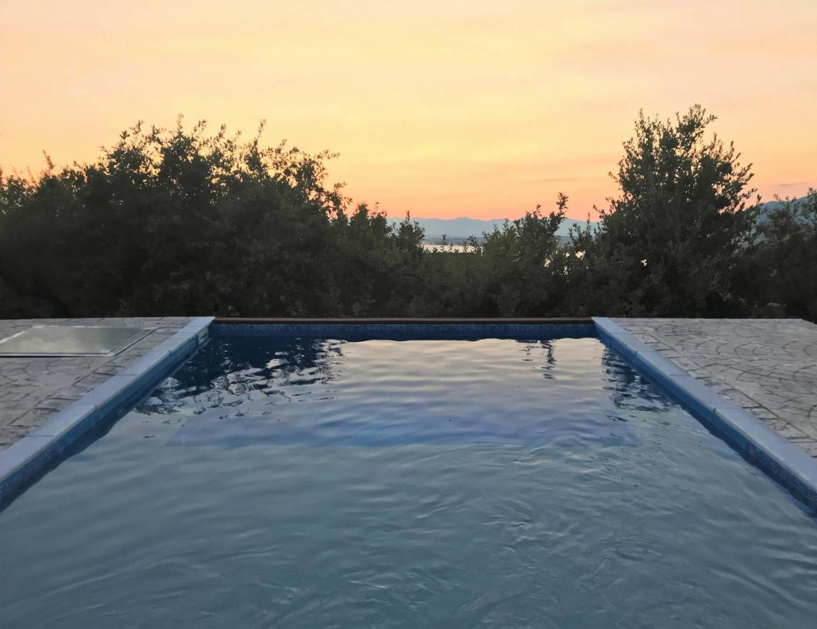 Semiramis Suites With Pool Каламата Экстерьер фото