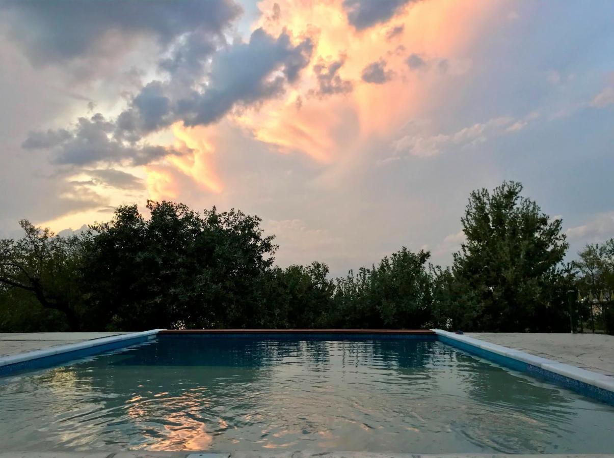 Semiramis Suites With Pool Каламата Экстерьер фото